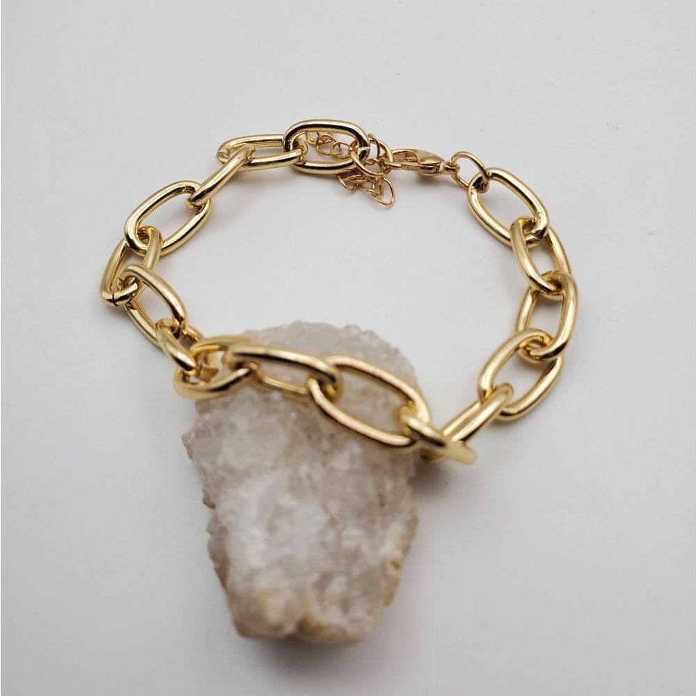 Gold‎ tone buckle link bracelet B1606